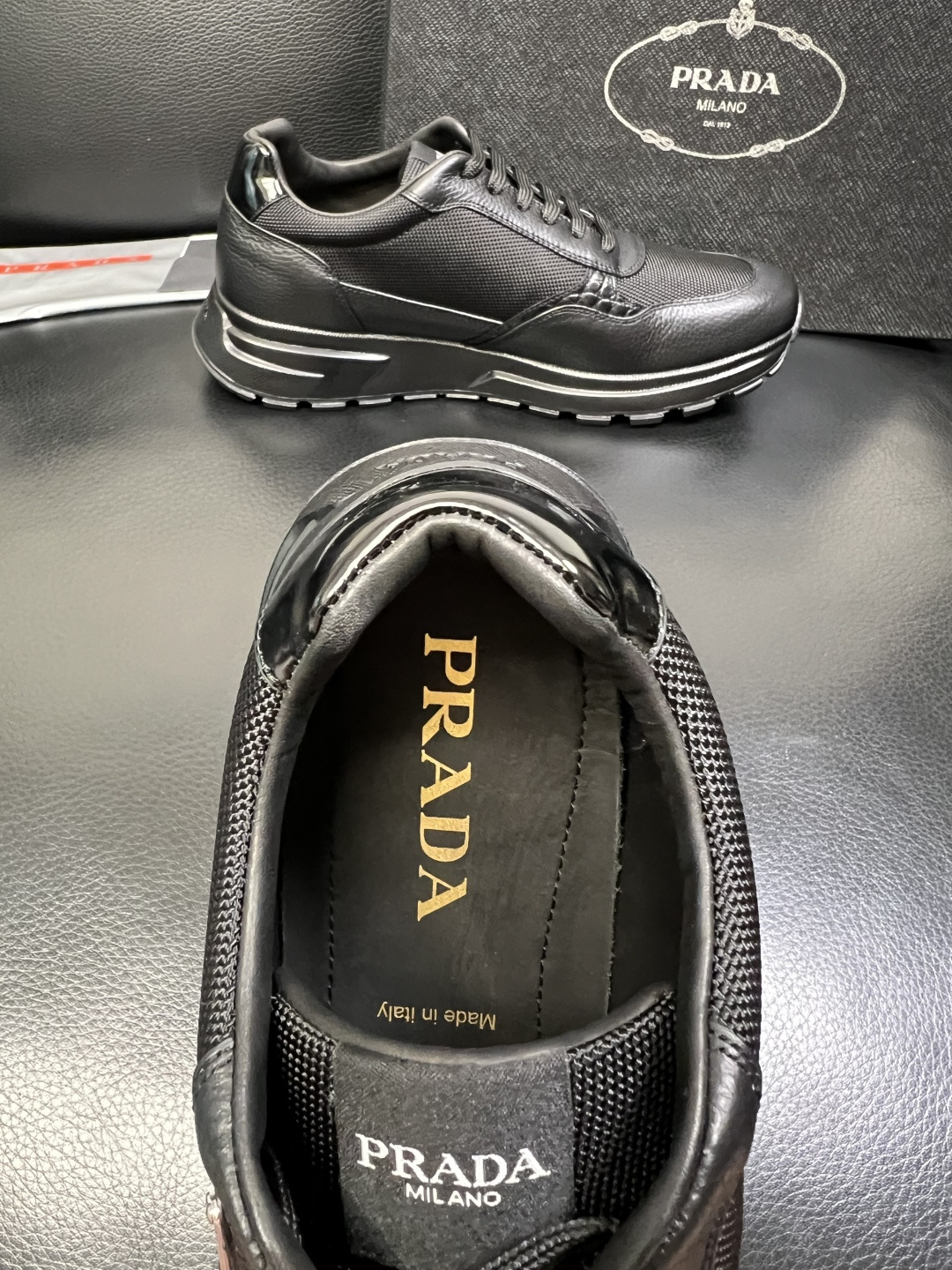 PRADA 高品质 顶级工艺品 普拉达 专柜同步 原厂配置，意大利进口原版牛皮，透气舒适进口水染牛里垫，