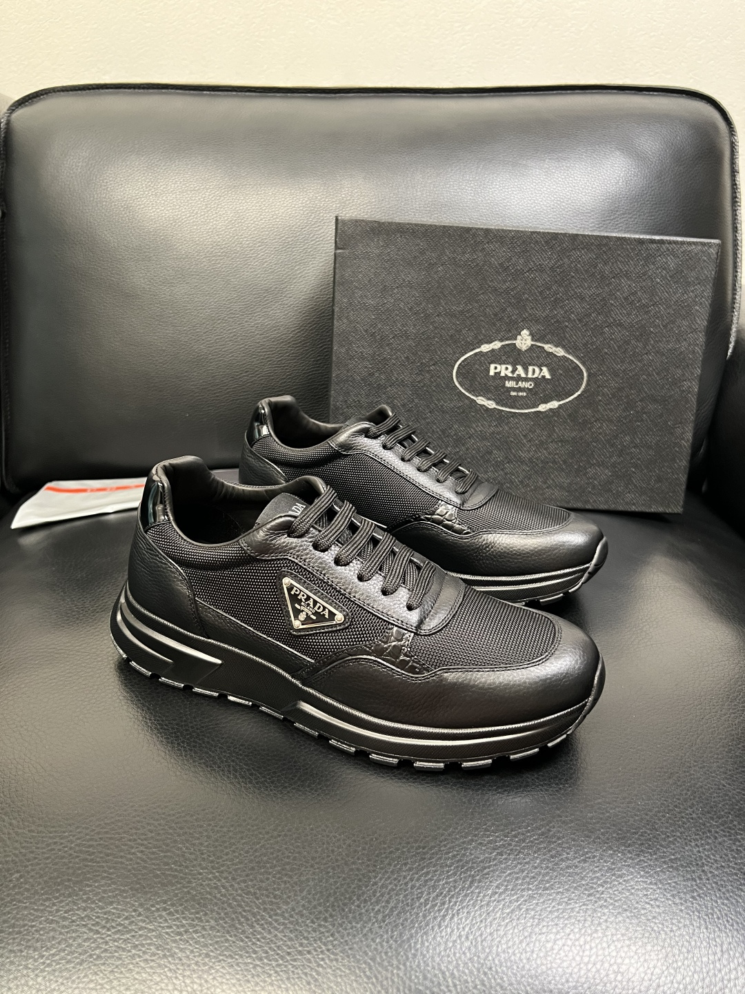 PRADA 高品质 顶级工艺品 普拉达 专柜同步 原厂配置，意大利进口原版牛皮，透气舒适进口水染牛里垫，