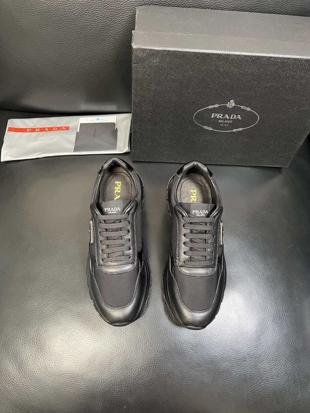 PRADA 高品质 顶级工艺品 普拉达 专柜同步 原厂配置，意大利进口原版牛皮，透气舒适进口水染牛里垫，