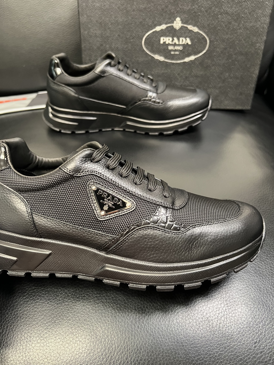 PRADA 高品质 顶级工艺品 普拉达 专柜同步 原厂配置，意大利进口原版牛皮，透气舒适进口水染牛里垫，
