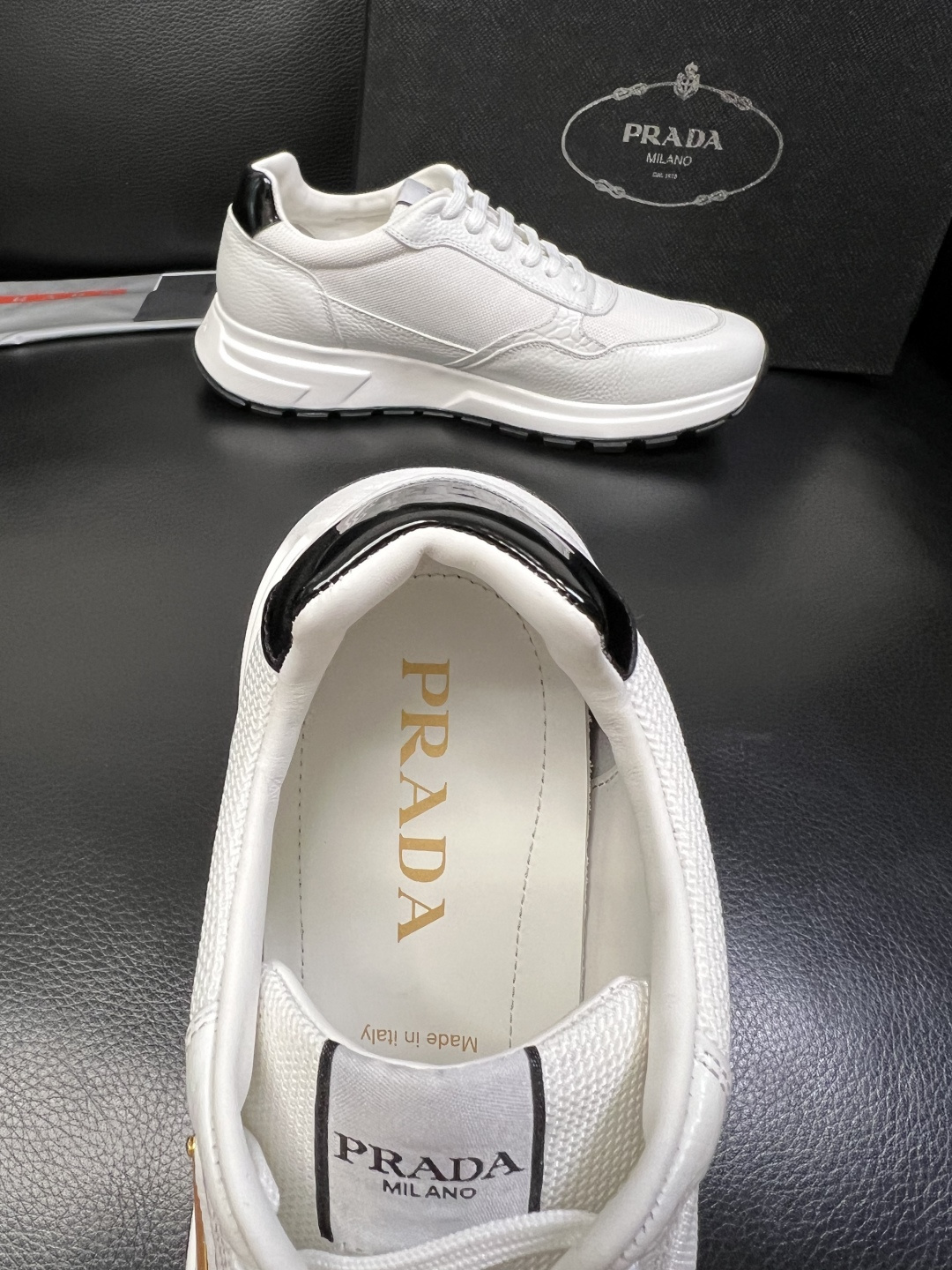PRADA 高品质 顶级工艺品 普拉达 专柜同步 原厂配置，意大利进口原版牛皮，透气舒适进口水染牛里垫，