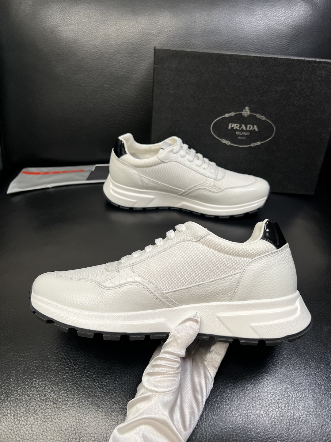 PRADA 高品质 顶级工艺品 普拉达 专柜同步 原厂配置，意大利进口原版牛皮，透气舒适进口水染牛里垫，