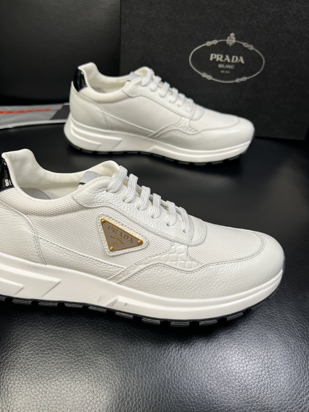 PRADA 高品质 顶级工艺品 普拉达 专柜同步 原厂配置，意大利进口原版牛皮，透气舒适进口水染牛里垫，