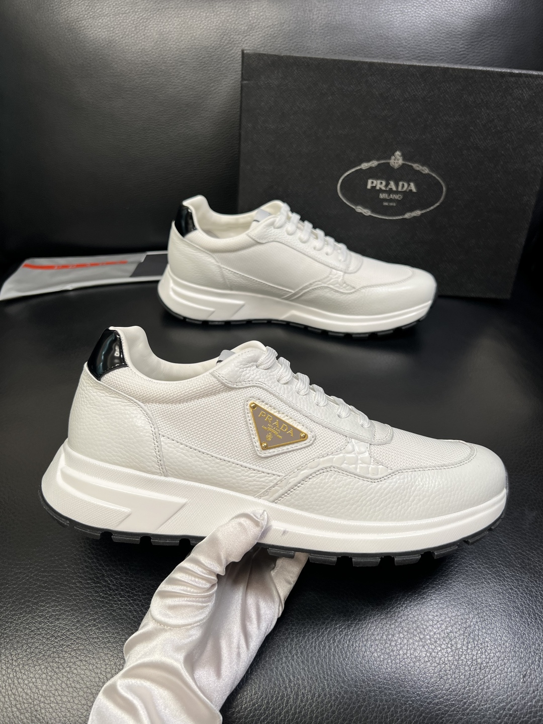 PRADA 高品质 顶级工艺品 普拉达 专柜同步 原厂配置，意大利进口原版牛皮，透气舒适进口水染牛里垫，