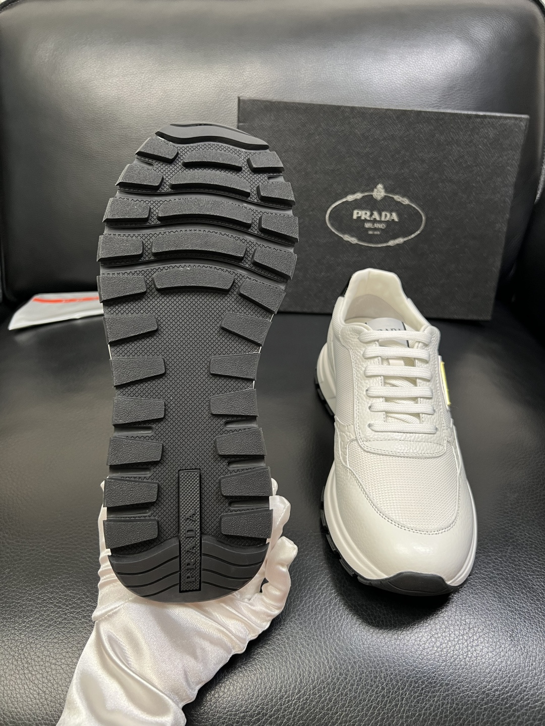 PRADA 高品质 顶级工艺品 普拉达 专柜同步 原厂配置，意大利进口原版牛皮，透气舒适进口水染牛里垫，