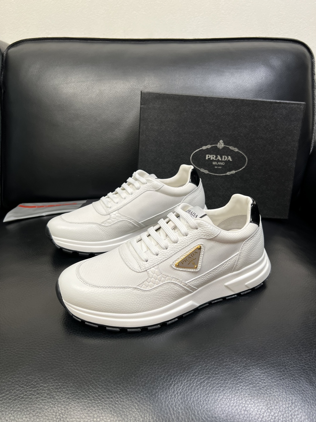 PRADA 高品质 顶级工艺品 普拉达 专柜同步 原厂配置，意大利进口原版牛皮，透气舒适进口水染牛里垫，