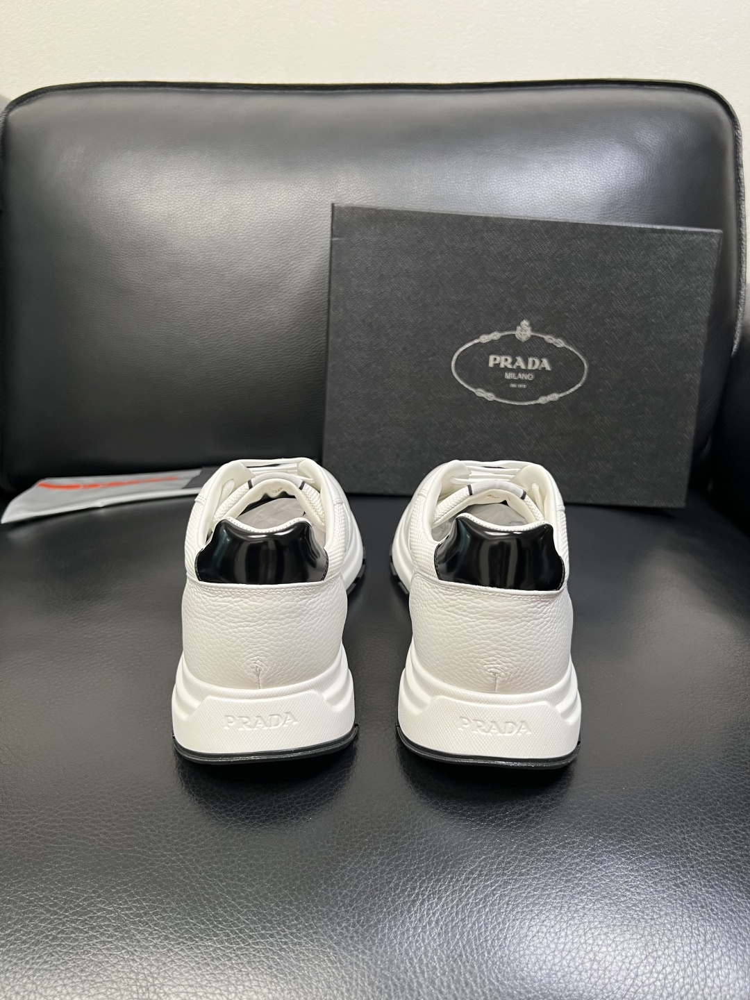 PRADA 高品质 顶级工艺品 普拉达 专柜同步 原厂配置，意大利进口原版牛皮，透气舒适进口水染牛里垫，