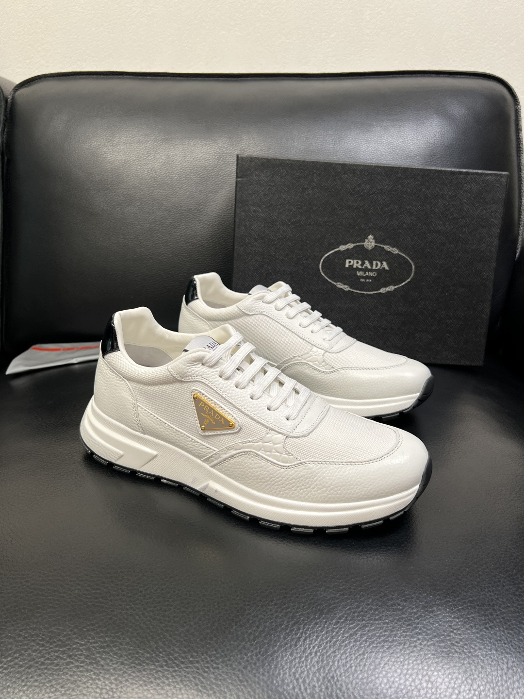 PRADA 高品质 顶级工艺品 普拉达 专柜同步 原厂配置，意大利进口原版牛皮，透气舒适进口水染牛里垫，