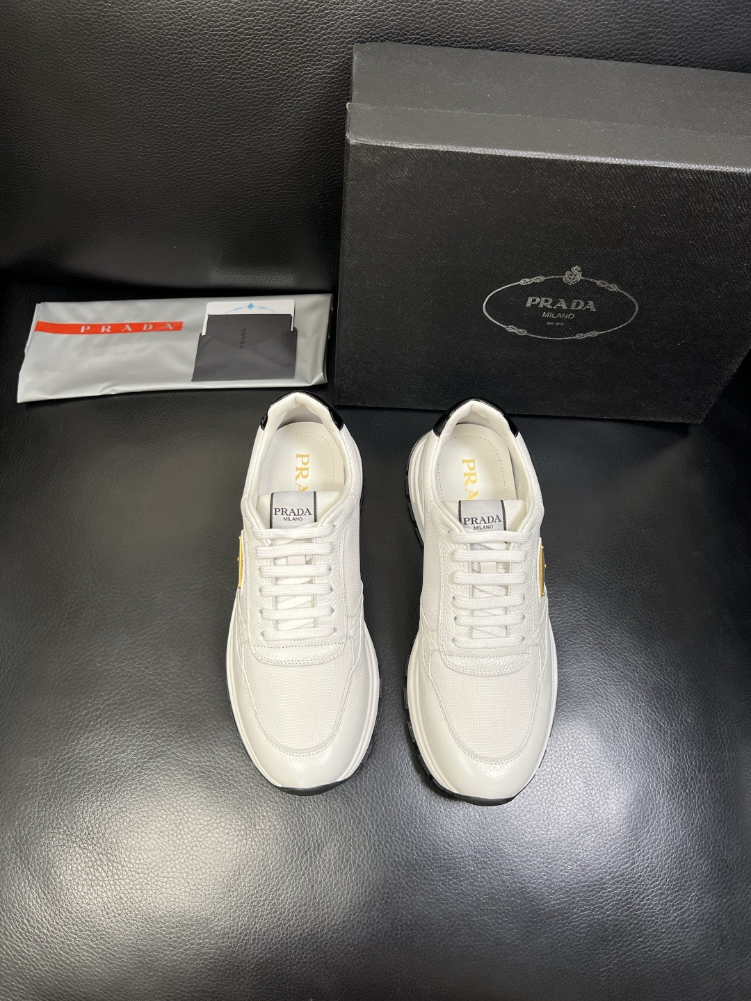 PRADA 高品质 顶级工艺品 普拉达 专柜同步 原厂配置，意大利进口原版牛皮，透气舒适进口水染牛里垫，