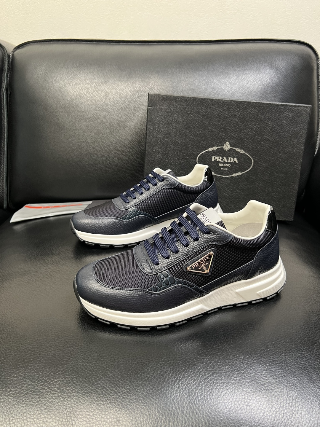 PRADA 高品质 顶级工艺品 普拉达 专柜同步 原厂配置，意大利进口原版牛皮，透气舒适进口水染牛里垫，