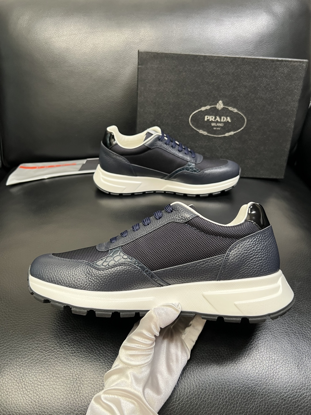 PRADA 高品质 顶级工艺品 普拉达 专柜同步 原厂配置，意大利进口原版牛皮，透气舒适进口水染牛里垫，