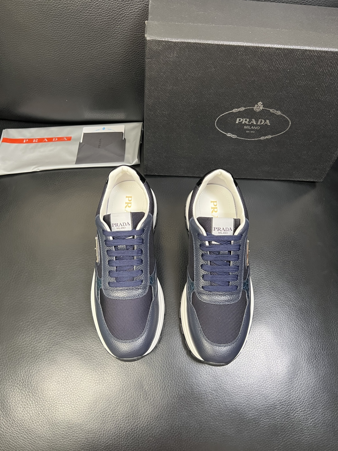PRADA 高品质 顶级工艺品 普拉达 专柜同步 原厂配置，意大利进口原版牛皮，透气舒适进口水染牛里垫，