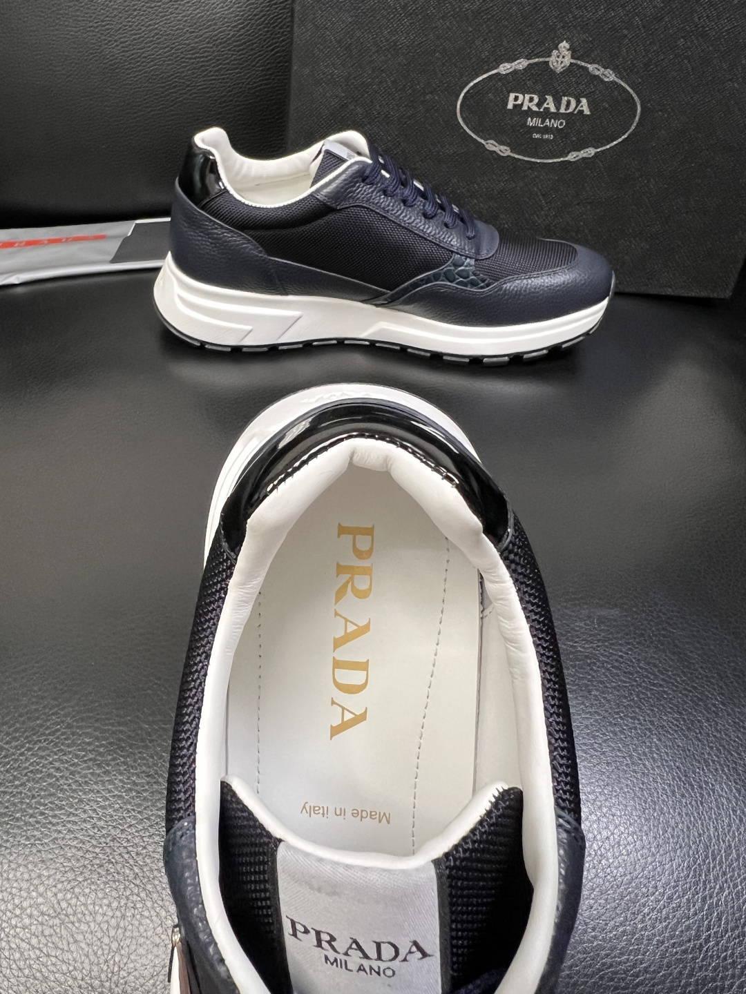 PRADA 高品质 顶级工艺品 普拉达 专柜同步 原厂配置，意大利进口原版牛皮，透气舒适进口水染牛里垫，