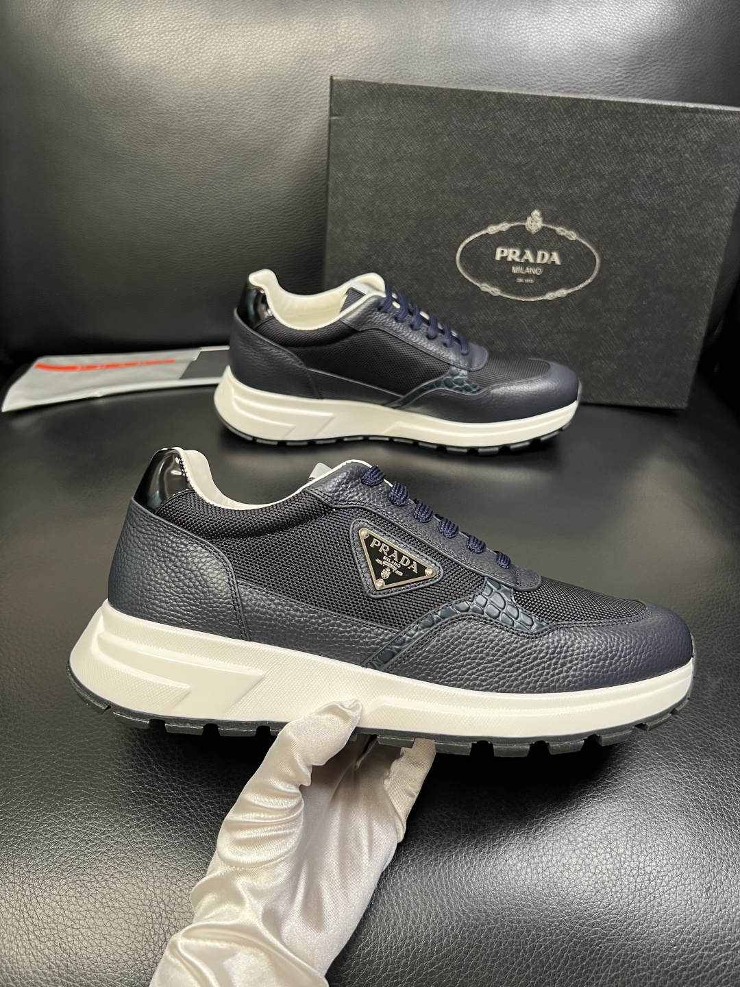 PRADA 高品质 顶级工艺品 普拉达 专柜同步 原厂配置，意大利进口原版牛皮，透气舒适进口水染牛里垫，