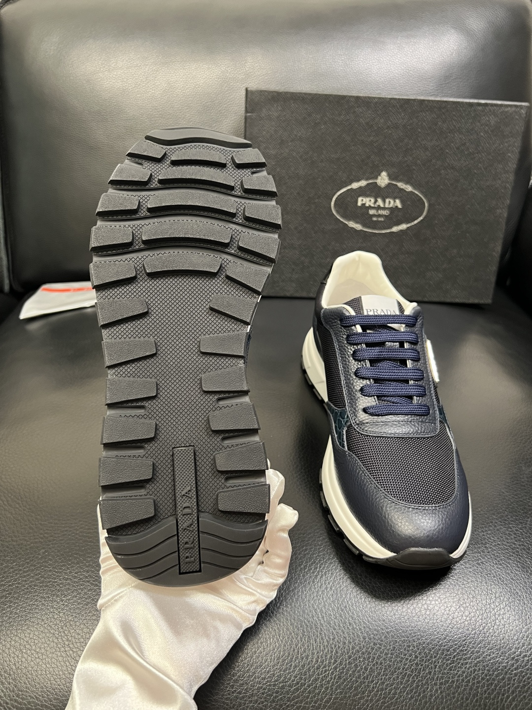 PRADA 高品质 顶级工艺品 普拉达 专柜同步 原厂配置，意大利进口原版牛皮，透气舒适进口水染牛里垫，