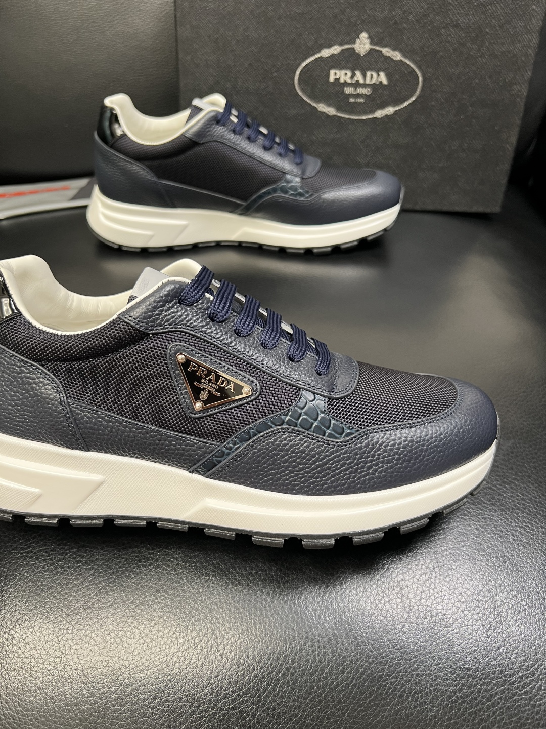 PRADA 高品质 顶级工艺品 普拉达 专柜同步 原厂配置，意大利进口原版牛皮，透气舒适进口水染牛里垫，