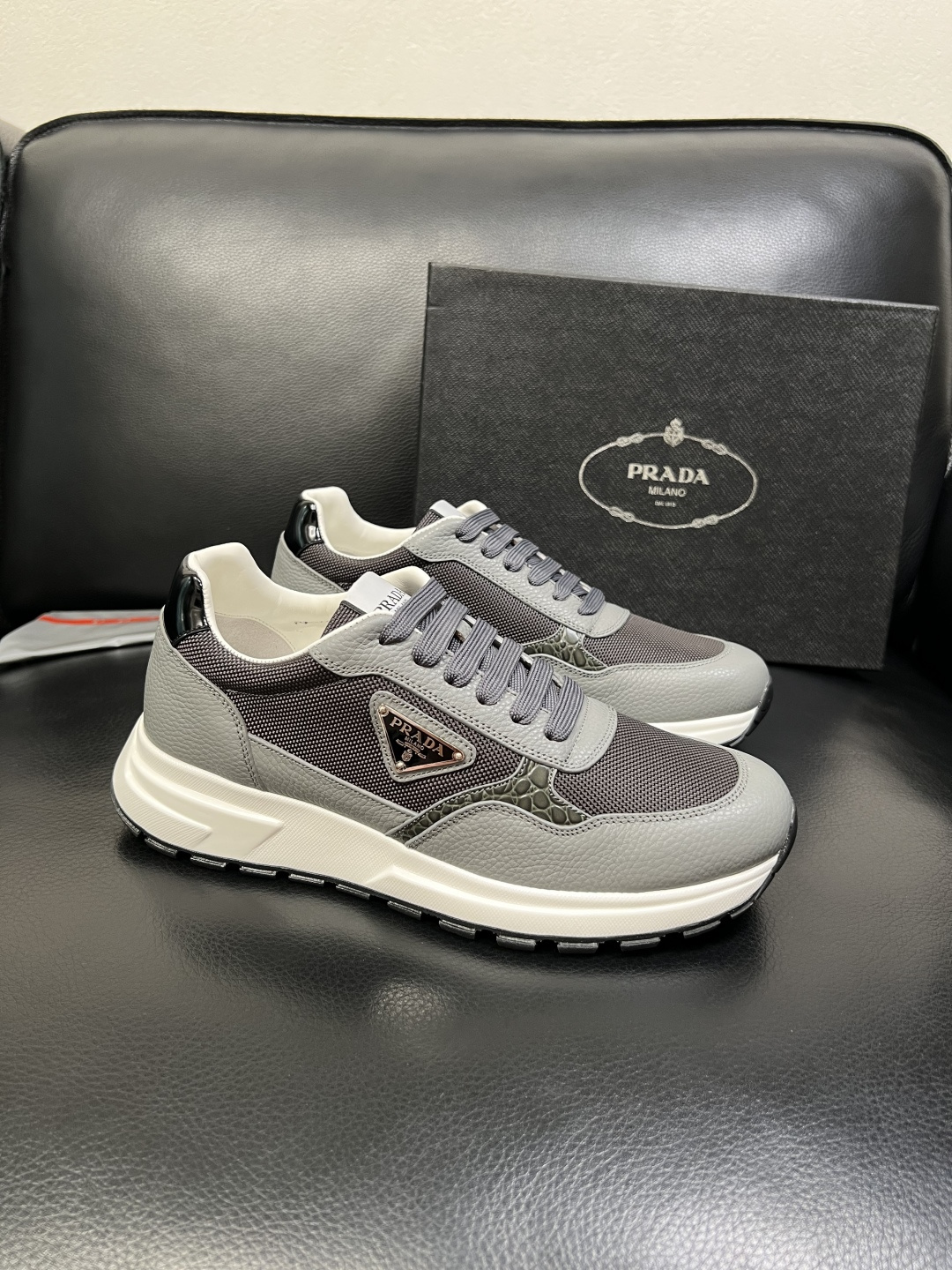 NO:779626,PRADA High-quality top crafts Prada counter synchronization with original factory configuration, original cowhide imported from Italy, breathable and comfortable imported water-dyed cowhide lining, soles specially provided by the original factory and super comfortable, original factory and single goods High quality, welcome to compare counter synchronization, code number 39-44 (order 45), prada, prada, cowhide19860909PRADA 高品质 顶级工艺品 普拉达 专柜同步 原厂配置,意大利进口原版牛皮,透气舒适进口水染牛里垫,鞋底原厂特供原版底超级舒适,原厂跟单货 高品质,欢迎对比 专柜同步,码数 39-44（订 45）,,prada,prada,cowhide,Men's shoes