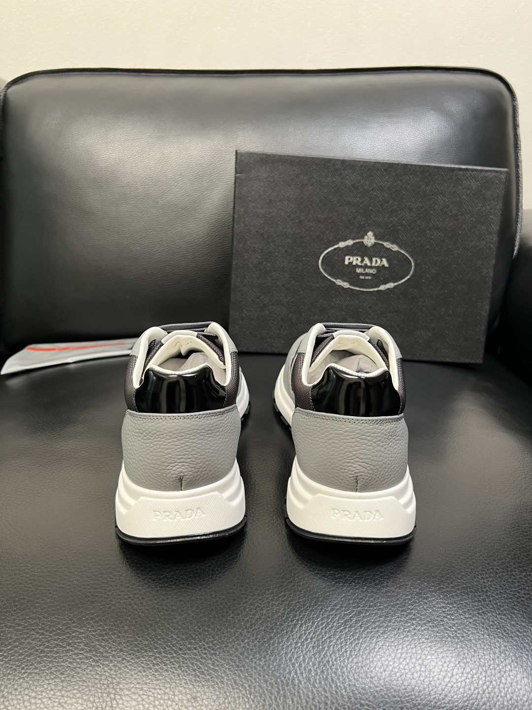 PRADA 高品质 顶级工艺品 普拉达 专柜同步 原厂配置，意大利进口原版牛皮，透气舒适进口水染牛里垫，