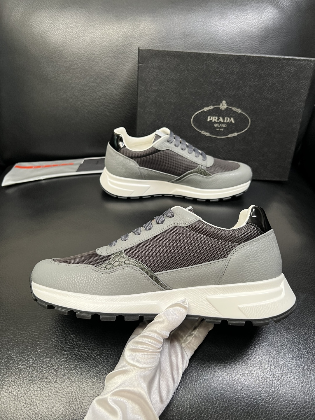 PRADA 高品质 顶级工艺品 普拉达 专柜同步 原厂配置，意大利进口原版牛皮，透气舒适进口水染牛里垫，