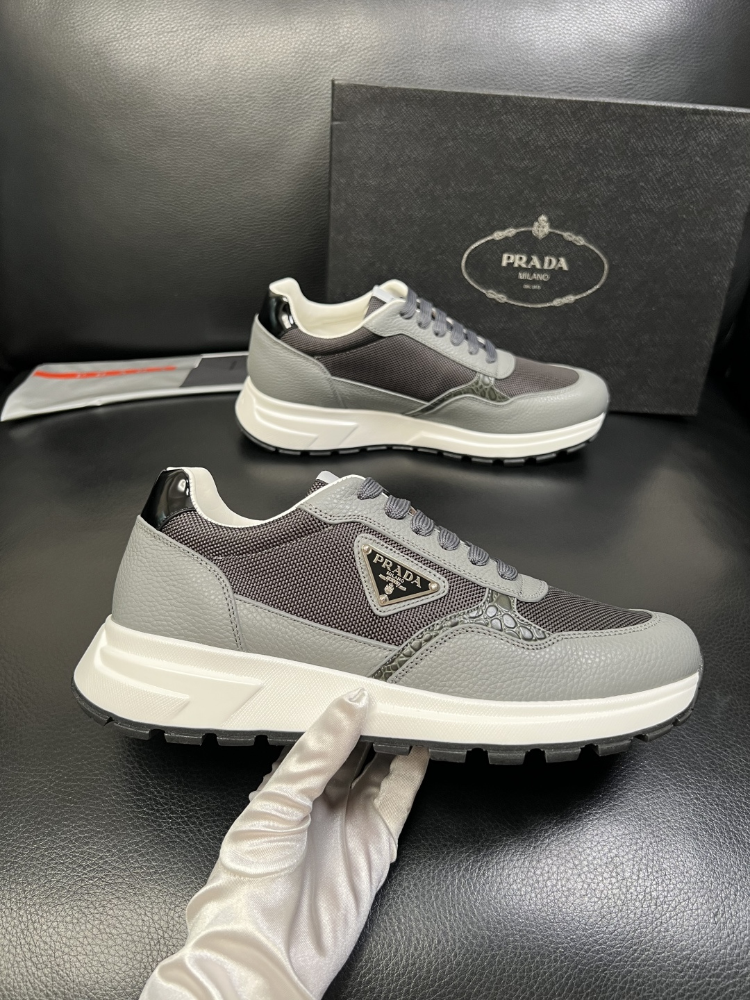 PRADA 高品质 顶级工艺品 普拉达 专柜同步 原厂配置，意大利进口原版牛皮，透气舒适进口水染牛里垫，
