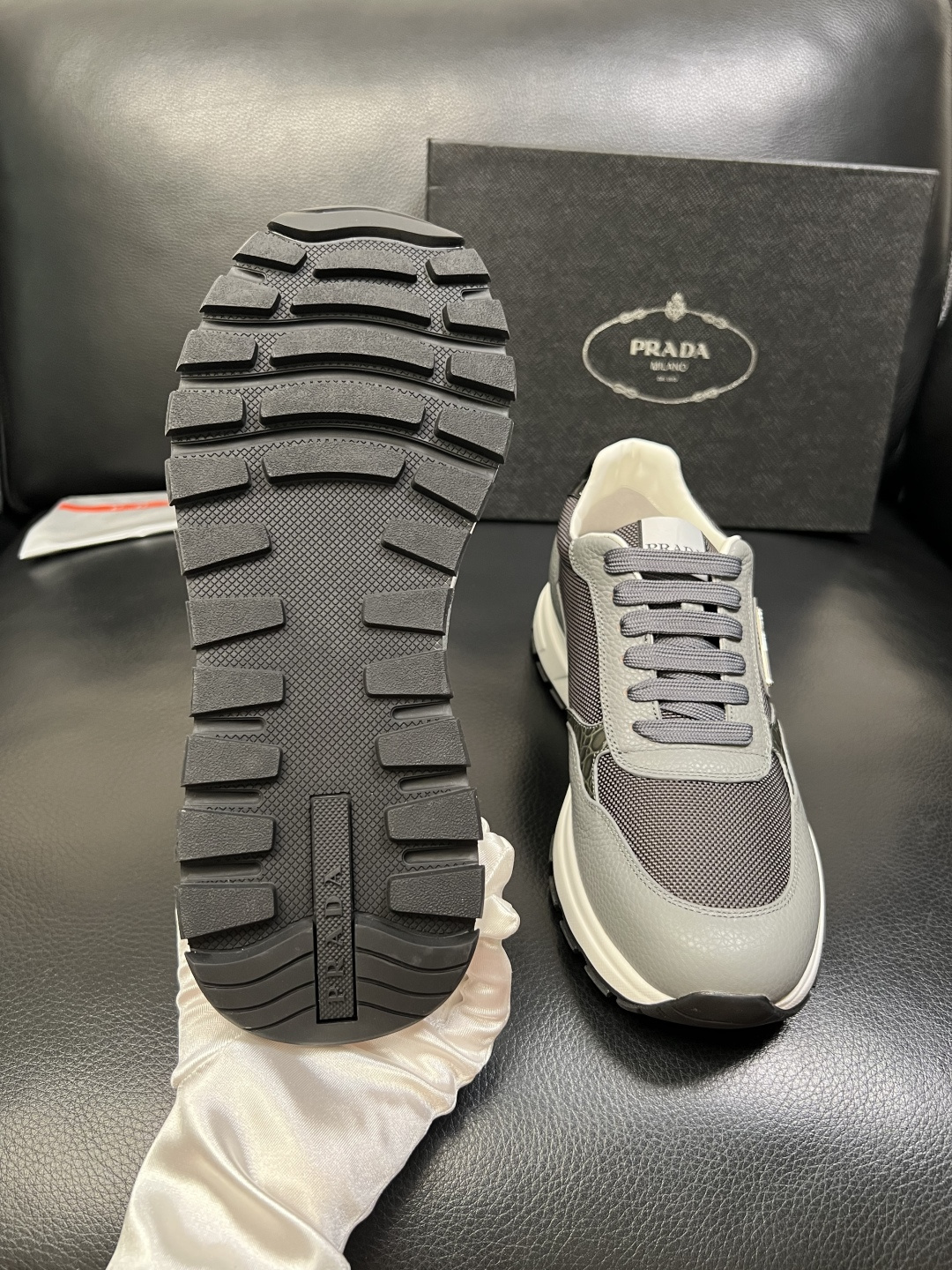 PRADA 高品质 顶级工艺品 普拉达 专柜同步 原厂配置，意大利进口原版牛皮，透气舒适进口水染牛里垫，