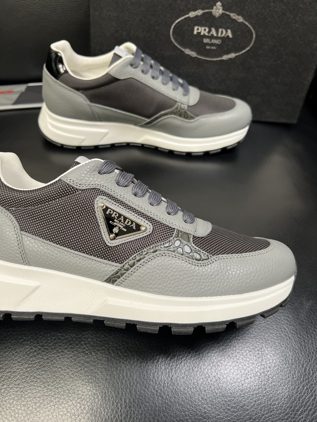 PRADA 高品质 顶级工艺品 普拉达 专柜同步 原厂配置，意大利进口原版牛皮，透气舒适进口水染牛里垫，