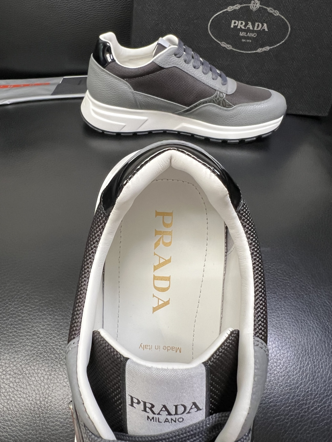 PRADA 高品质 顶级工艺品 普拉达 专柜同步 原厂配置，意大利进口原版牛皮，透气舒适进口水染牛里垫，