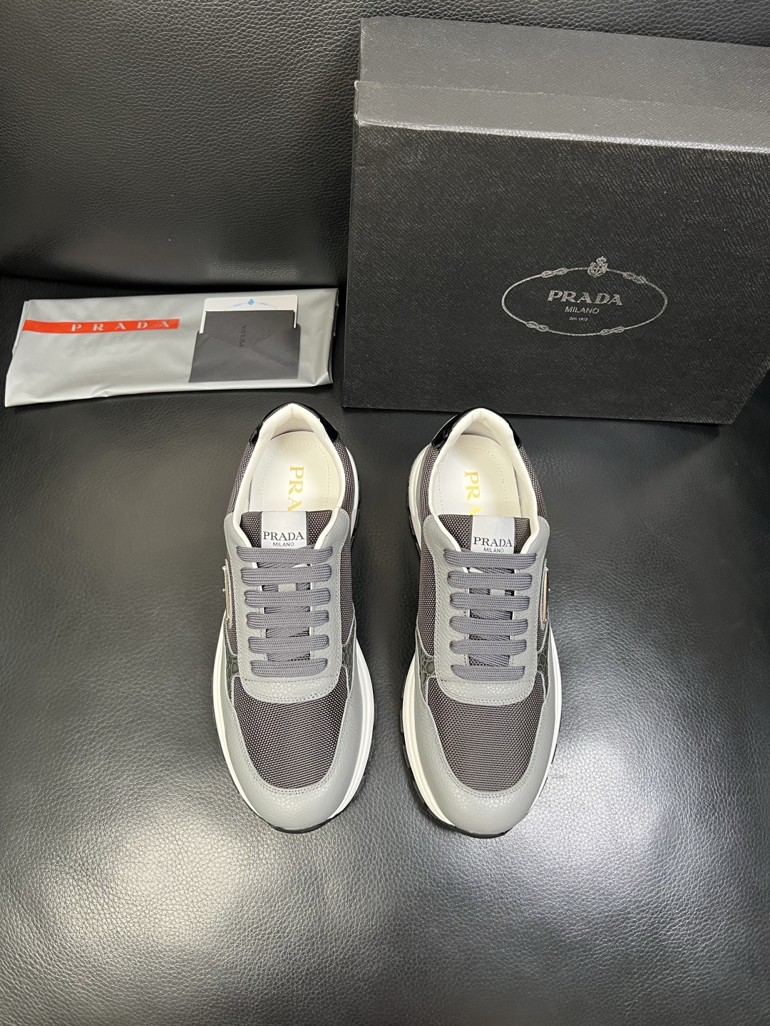 PRADA 高品质 顶级工艺品 普拉达 专柜同步 原厂配置，意大利进口原版牛皮，透气舒适进口水染牛里垫，
