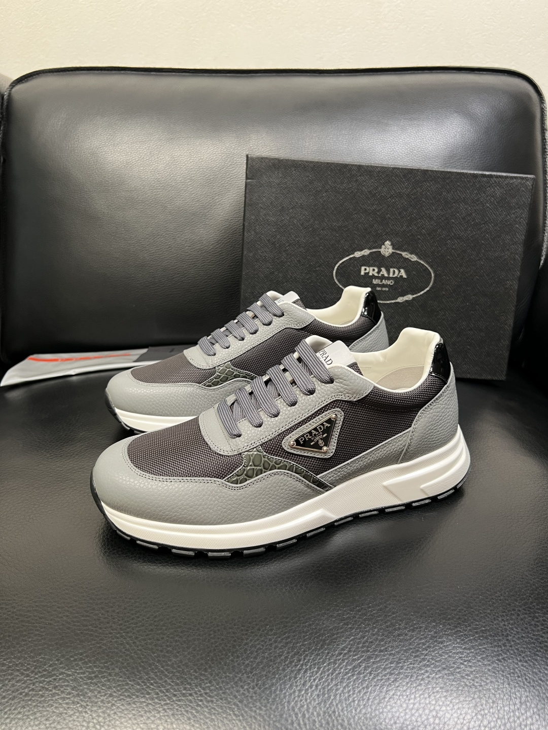 PRADA 高品质 顶级工艺品 普拉达 专柜同步 原厂配置，意大利进口原版牛皮，透气舒适进口水染牛里垫，