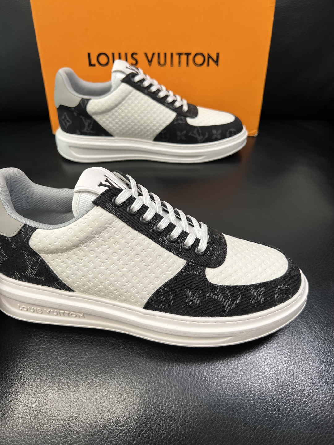 Lv 高品质 顶级工艺品 路易威登，运动板鞋专柜同步，鞋面意大利进口，高品质拼接缤纷色彩复杂工艺品，进口