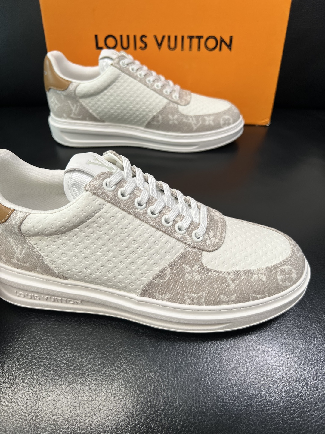 Lv 高品质 顶级工艺品 路易威登，运动板鞋专柜同步，鞋面意大利进口，高品质拼接缤纷色彩复杂工艺品，进口