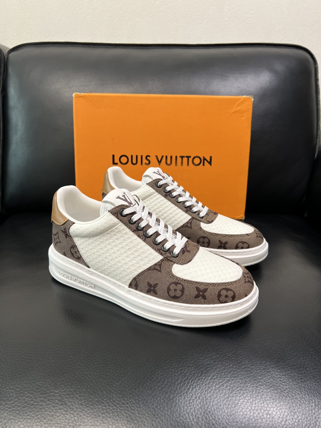 Lv 高品质 顶级工艺品 路易威登，运动板鞋专柜同步，鞋面意大利进口，高品质拼接缤纷色彩复杂工艺品，进口