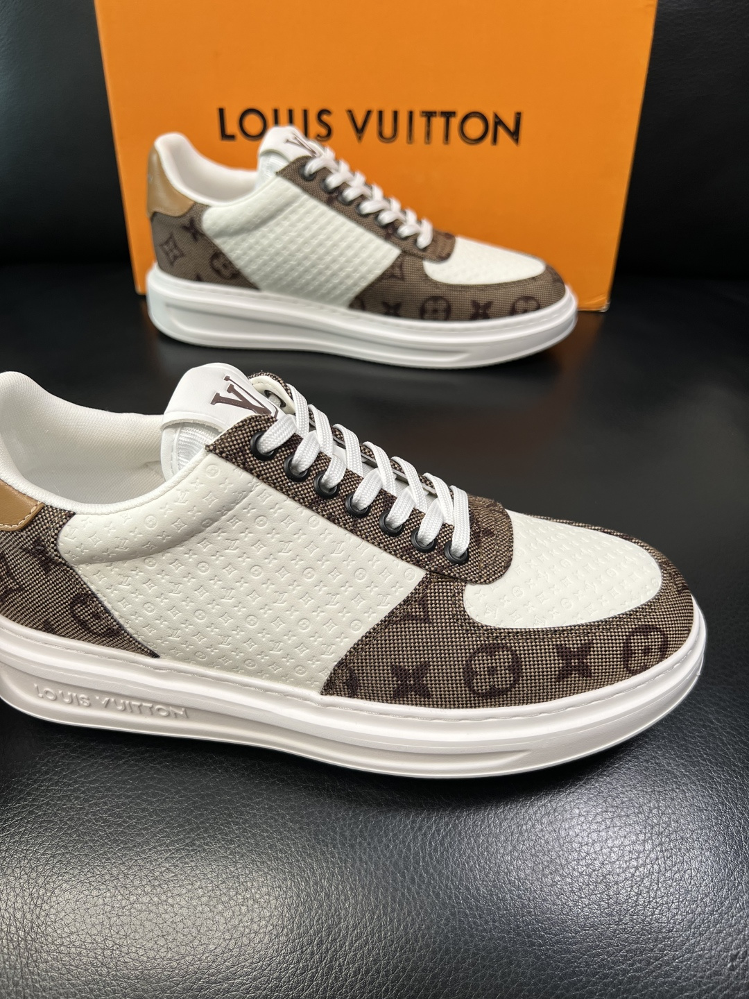 Lv 高品质 顶级工艺品 路易威登，运动板鞋专柜同步，鞋面意大利进口，高品质拼接缤纷色彩复杂工艺品，进口