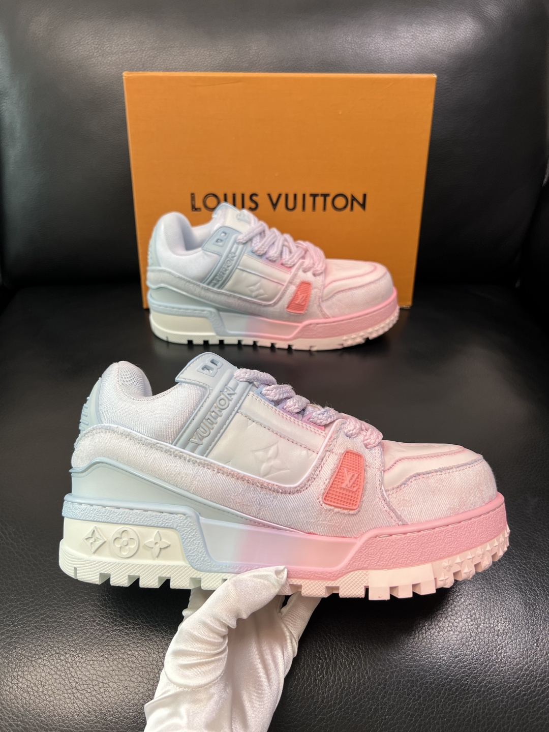 Lv 高品质 顶级工艺品 路易威登，运动板鞋专柜同步原厂配置，鞋面意大利进口牛皮改色面料，进口网布里垫柔