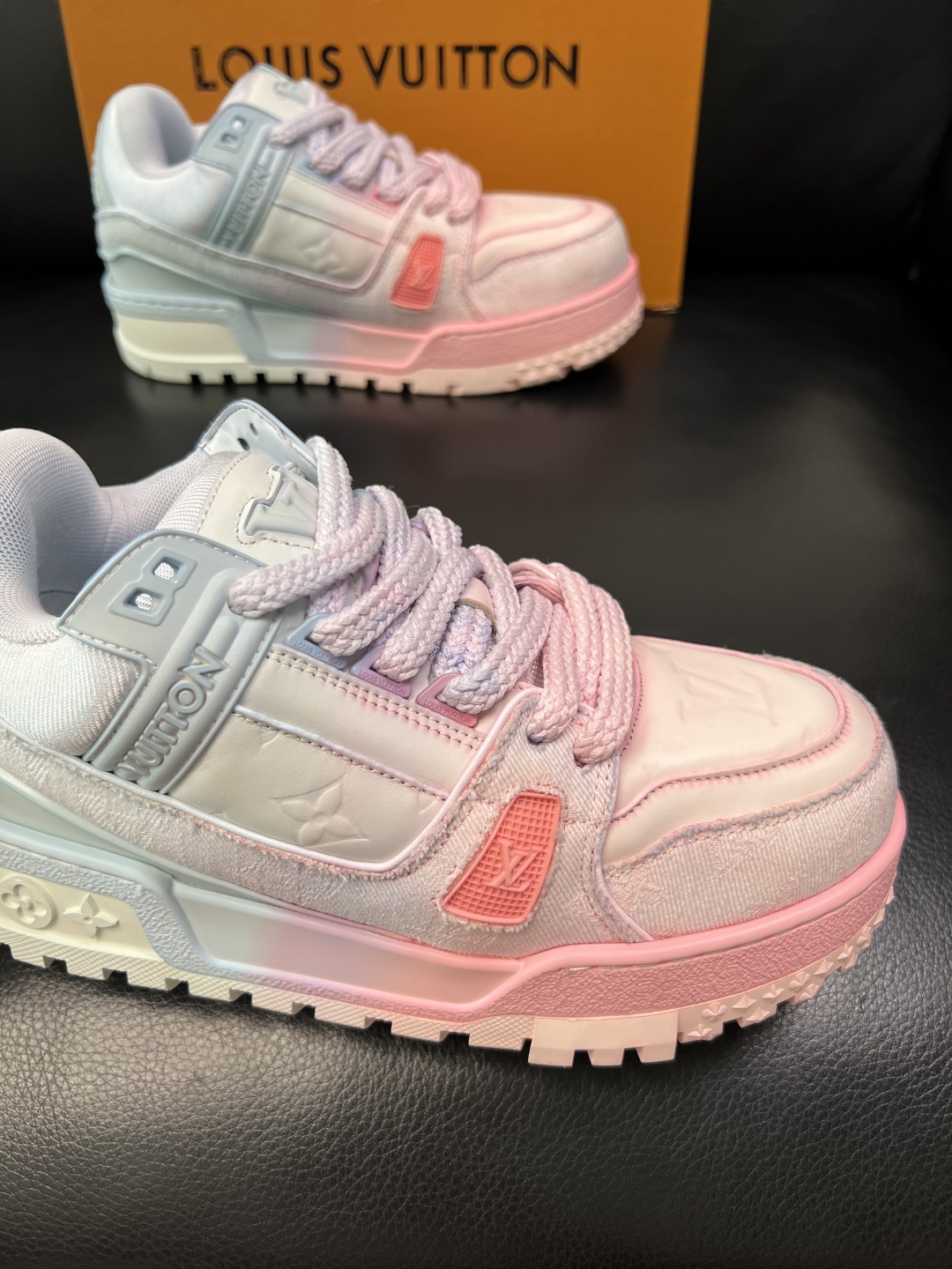 Lv 高品质 顶级工艺品 路易威登，运动板鞋专柜同步原厂配置，鞋面意大利进口牛皮改色面料，进口网布里垫柔