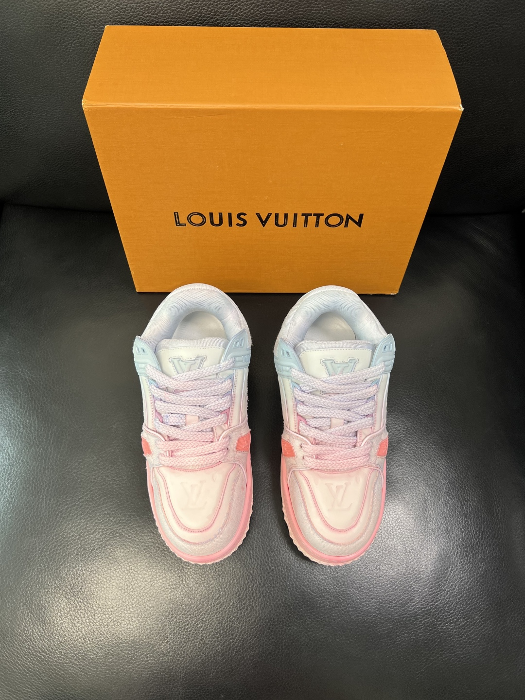 Lv 高品质 顶级工艺品 路易威登，运动板鞋专柜同步原厂配置，鞋面意大利进口牛皮改色面料，进口网布里垫柔