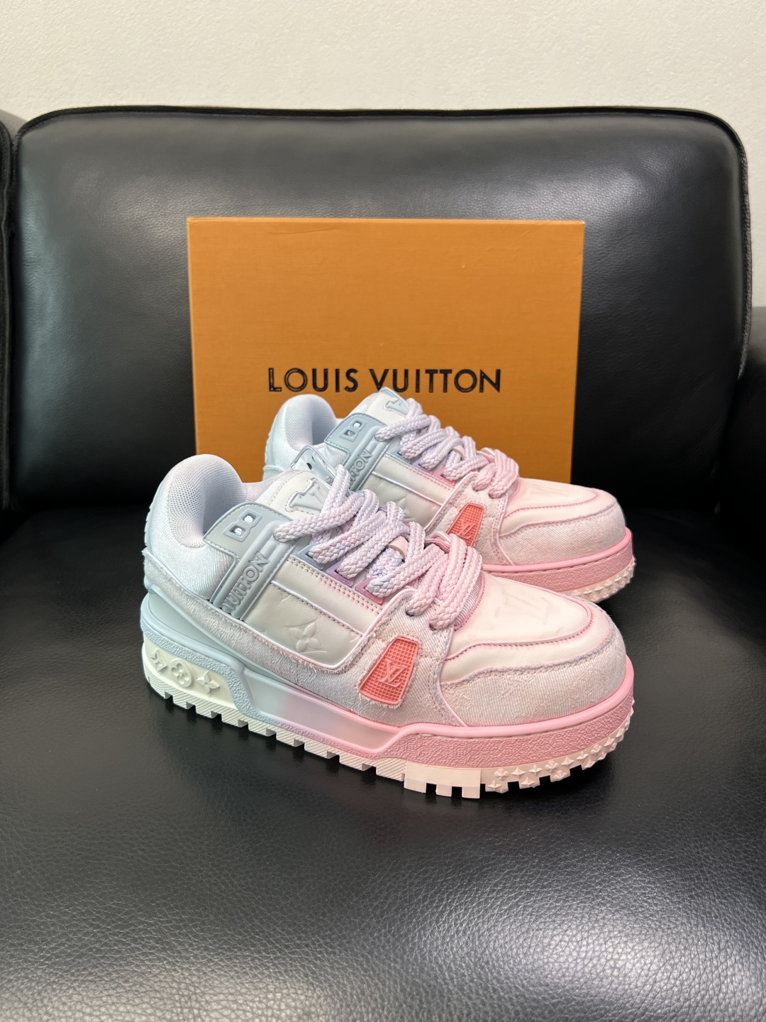 Lv 高品质 顶级工艺品 路易威登，运动板鞋专柜同步原厂配置，鞋面意大利进口牛皮改色面料，进口网布里垫柔