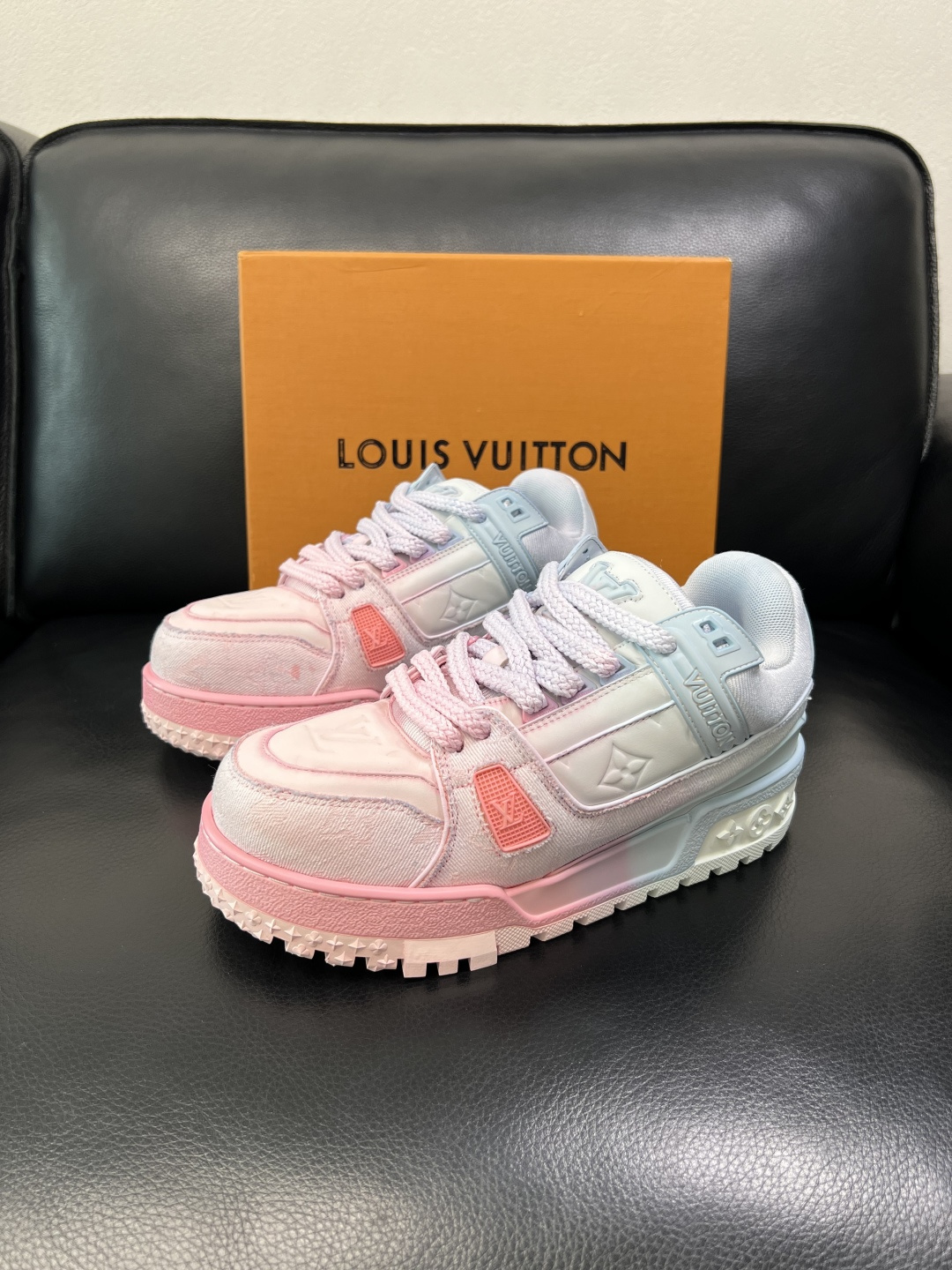 Lv 高品质 顶级工艺品 路易威登，运动板鞋专柜同步原厂配置，鞋面意大利进口牛皮改色面料，进口网布里垫柔