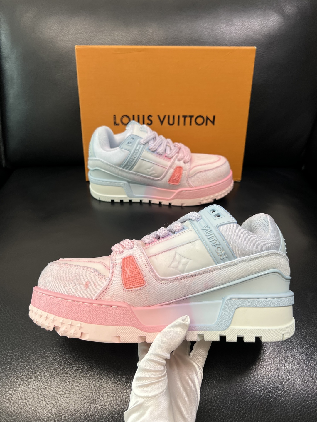 Lv 高品质 顶级工艺品 路易威登，运动板鞋专柜同步原厂配置，鞋面意大利进口牛皮改色面料，进口网布里垫柔