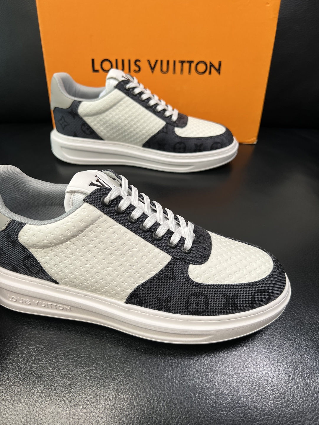 Lv 高品质 顶级工艺品 路易威登，运动板鞋专柜同步，鞋面意大利进口，高品质拼接缤纷色彩复杂工艺品，进口