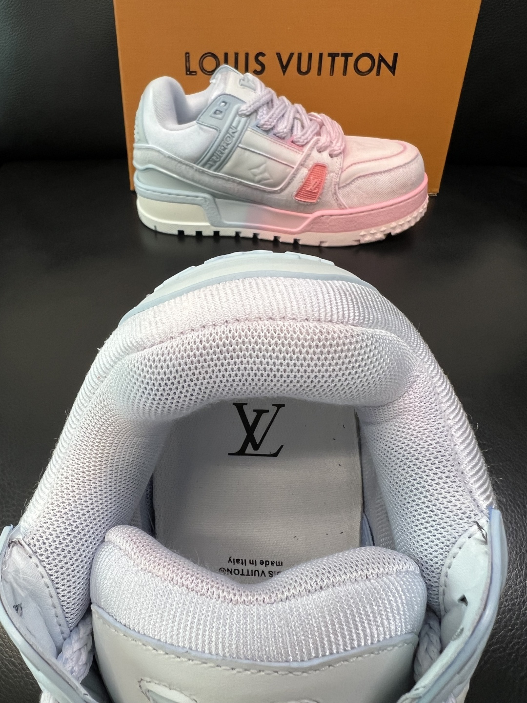 Lv 高品质 顶级工艺品 路易威登，运动板鞋专柜同步原厂配置，鞋面意大利进口牛皮改色面料，进口网布里垫柔