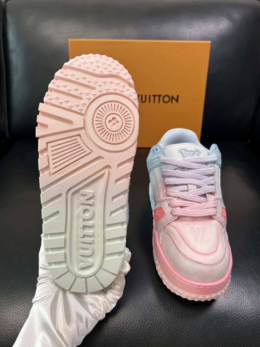 Lv 高品质 顶级工艺品 路易威登，运动板鞋专柜同步原厂配置，鞋面意大利进口牛皮改色面料，进口网布里垫柔