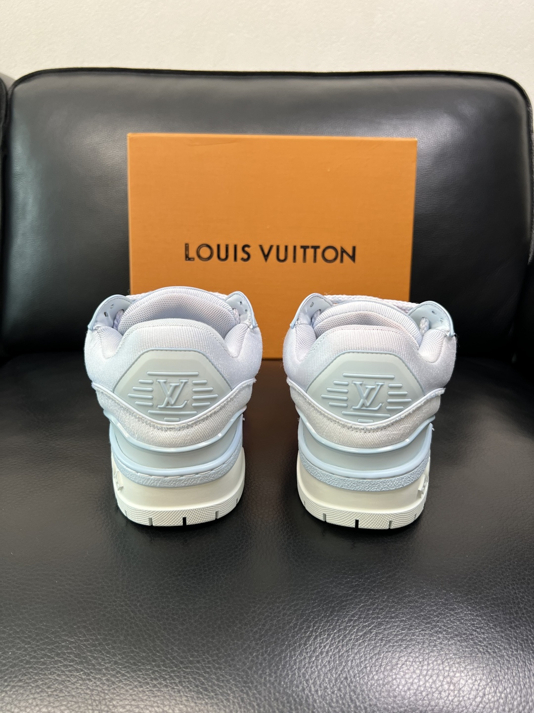 Lv 高品质 顶级工艺品 路易威登，运动板鞋专柜同步原厂配置，鞋面意大利进口牛皮改色面料，进口网布里垫柔