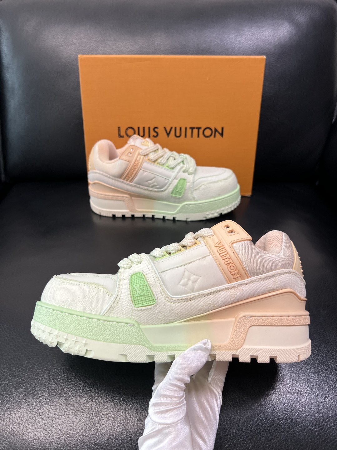 Lv 高品质 顶级工艺品 路易威登，运动板鞋专柜同步原厂配置，鞋面意大利进口牛皮改色面料，进口网布里垫柔