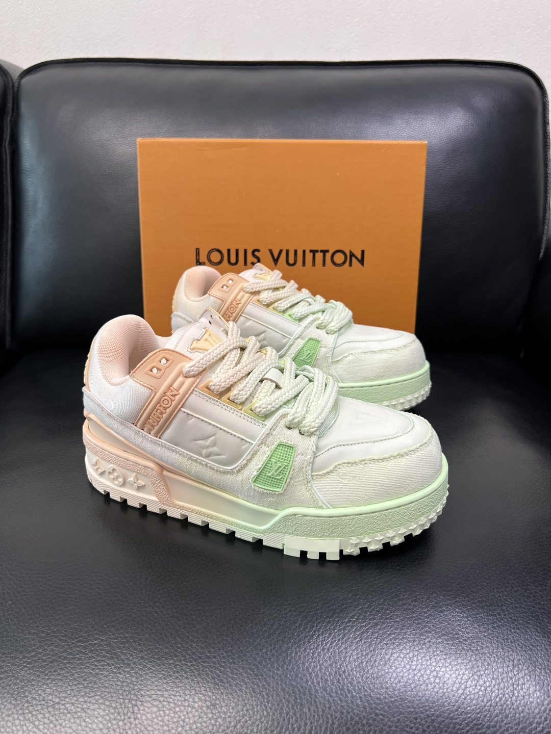Lv 高品质 顶级工艺品 路易威登，运动板鞋专柜同步原厂配置，鞋面意大利进口牛皮改色面料，进口网布里垫柔
