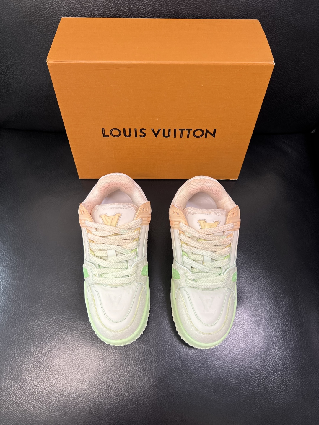 Lv 高品质 顶级工艺品 路易威登，运动板鞋专柜同步原厂配置，鞋面意大利进口牛皮改色面料，进口网布里垫柔