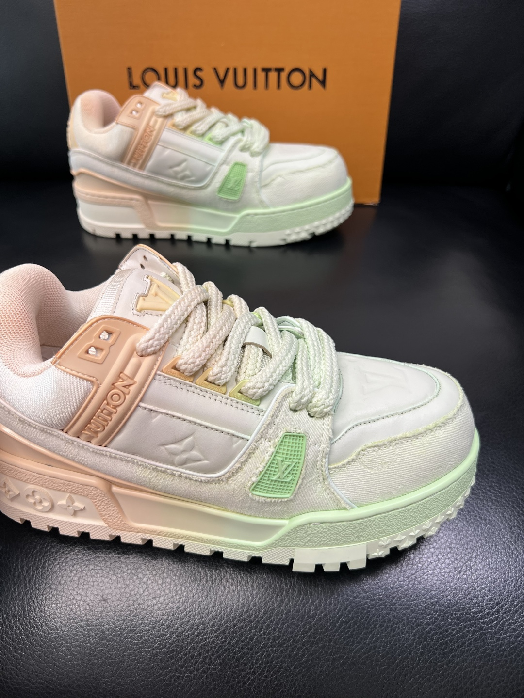 Lv 高品质 顶级工艺品 路易威登，运动板鞋专柜同步原厂配置，鞋面意大利进口牛皮改色面料，进口网布里垫柔