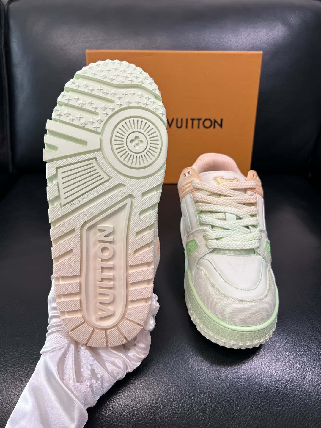 Lv 高品质 顶级工艺品 路易威登，运动板鞋专柜同步原厂配置，鞋面意大利进口牛皮改色面料，进口网布里垫柔