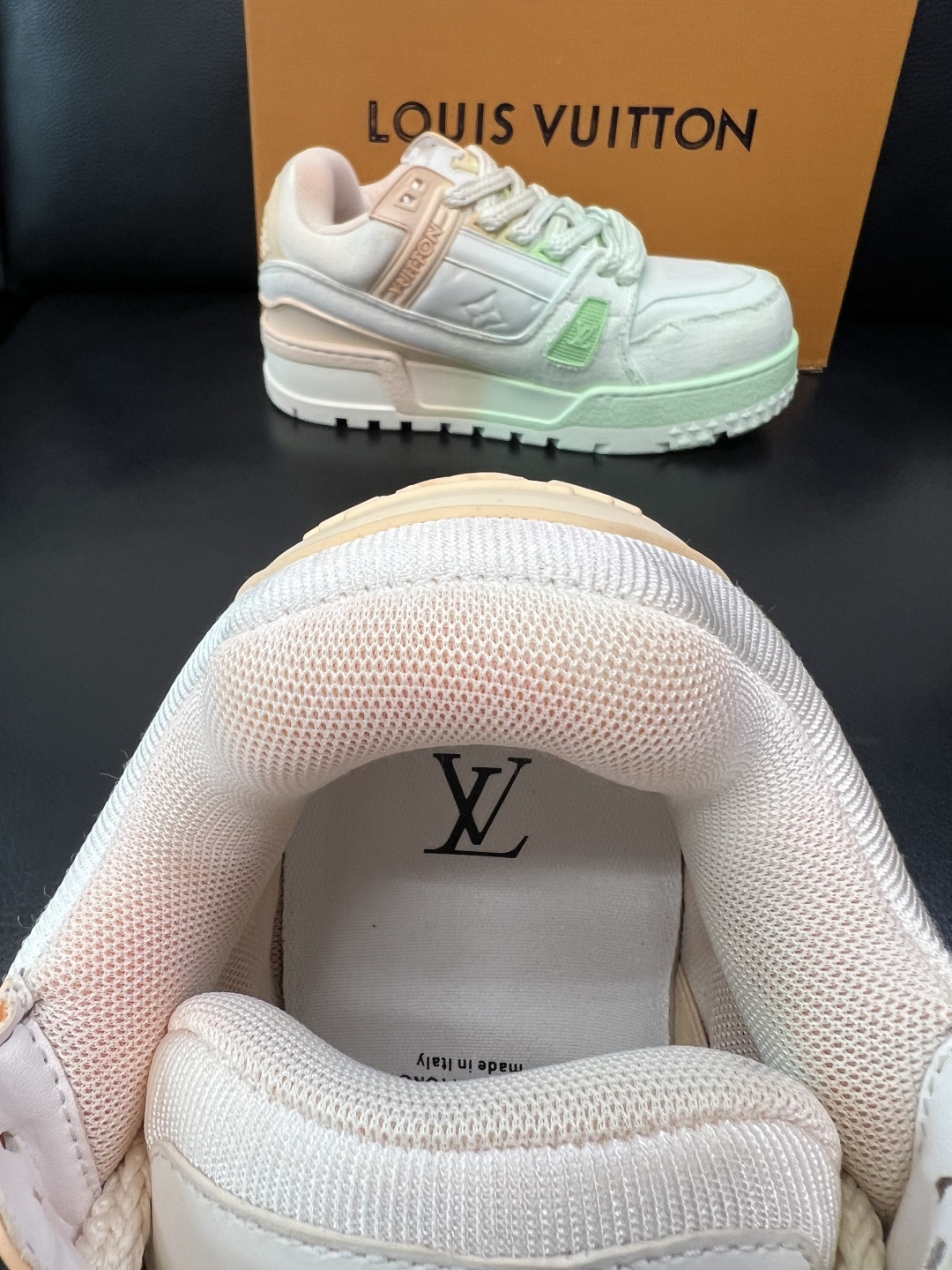 Lv 高品质 顶级工艺品 路易威登，运动板鞋专柜同步原厂配置，鞋面意大利进口牛皮改色面料，进口网布里垫柔