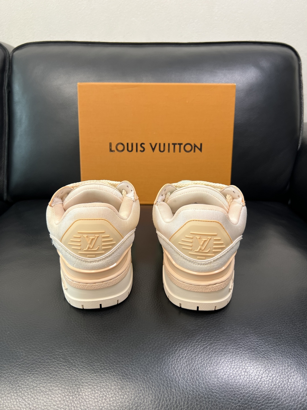 Lv 高品质 顶级工艺品 路易威登，运动板鞋专柜同步原厂配置，鞋面意大利进口牛皮改色面料，进口网布里垫柔